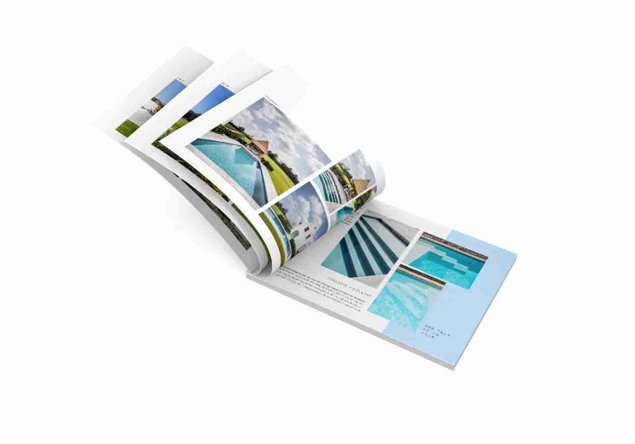 een gevouwen brochure met foto's erop