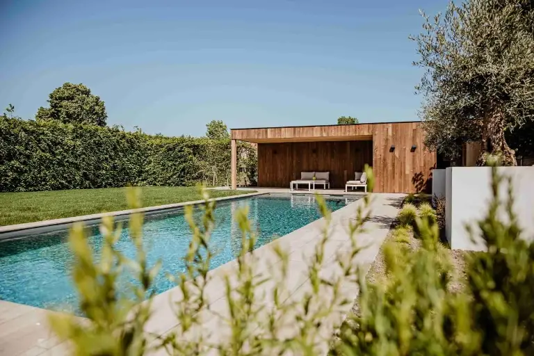 Totaalproject: zwembad, tuin, terras, poolhouse, oprit,…