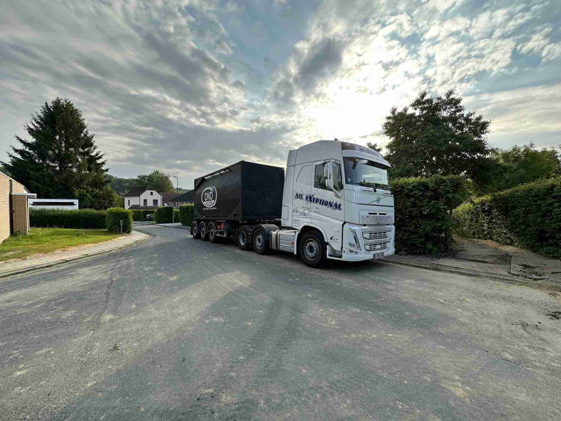 Er staat een semi-vrachtwagen langs de kant van de weg geparkeerd