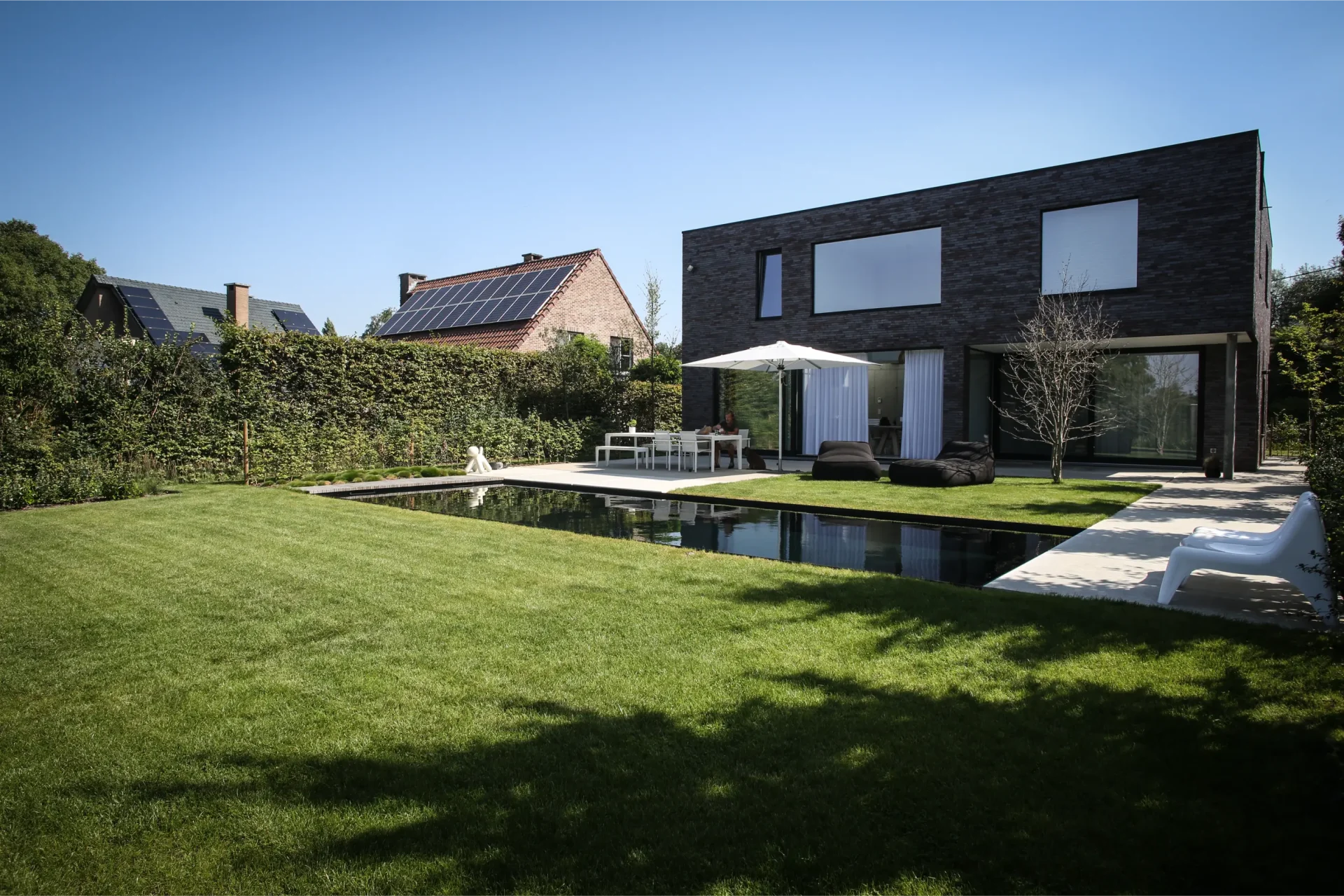 Strak zwart HDPE zwembad als rustpunt in de tuin